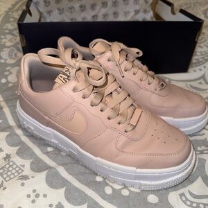 Nike AF1 pixel in beige